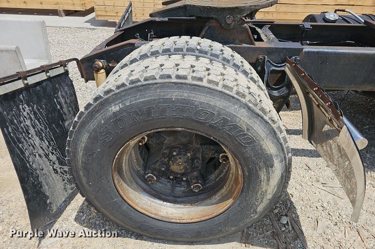 image for item EJ5601 1992 International  8200 semi truck