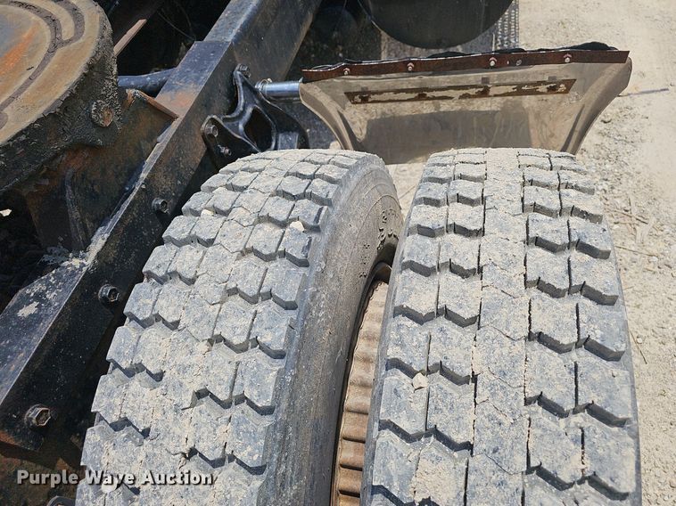 image for item EJ5601 1992 International  8200 semi truck