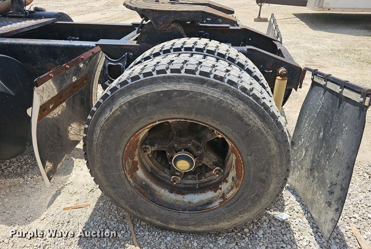 image for item EJ5601 1992 International  8200 semi truck