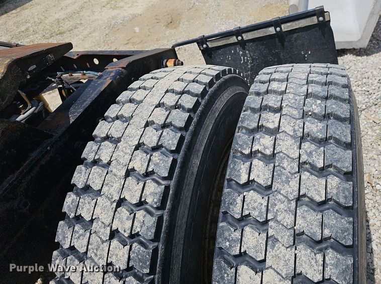 image for item EJ5601 1992 International  8200 semi truck