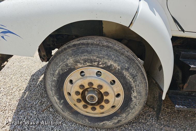 image for item EJ5601 1992 International  8200 semi truck