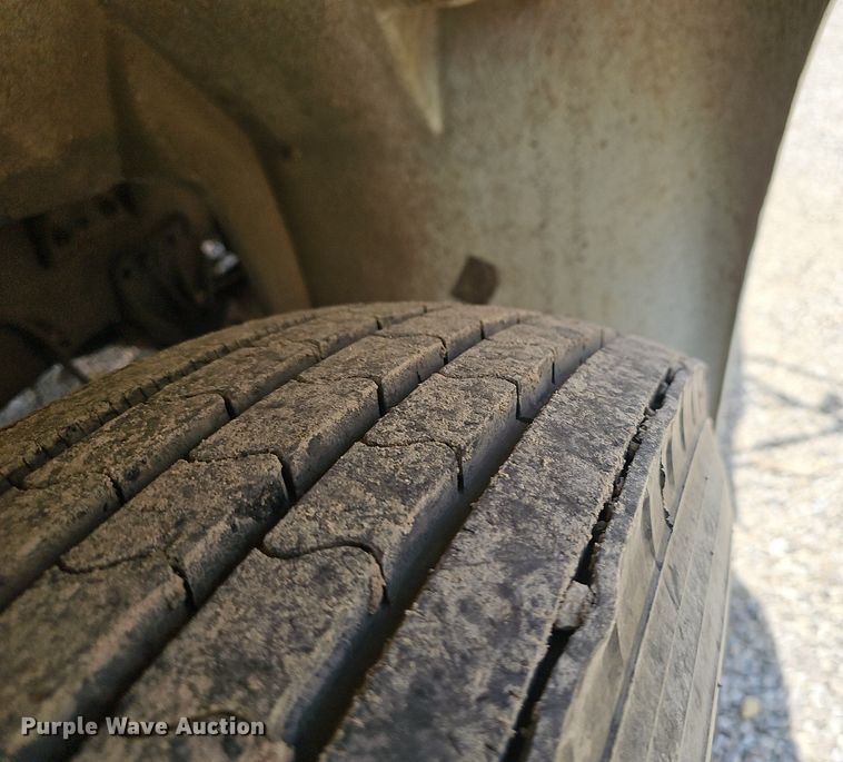 image for item EJ5601 1992 International  8200 semi truck