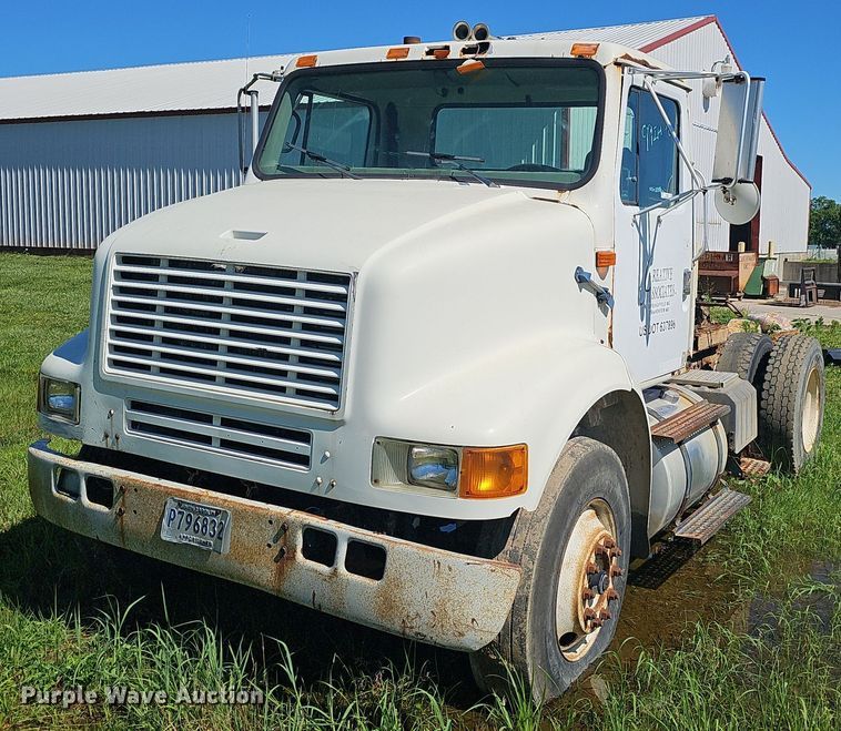 image for item EJ5610 2002 International  8100 semi truck