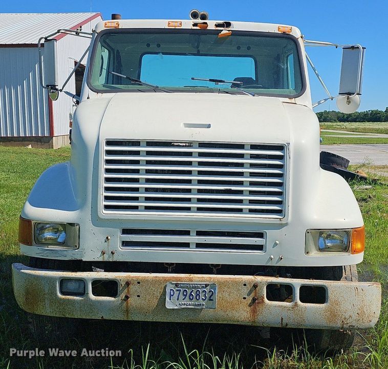 image for item EJ5610 2002 International  8100 semi truck