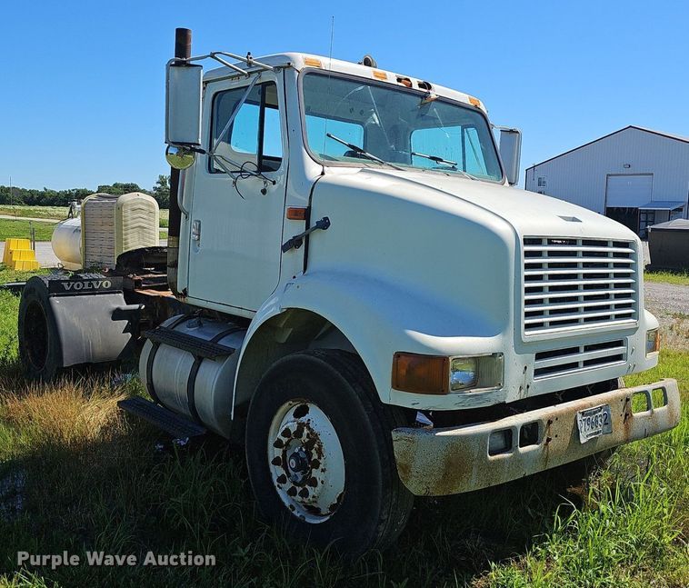 image for item EJ5610 2002 International  8100 semi truck
