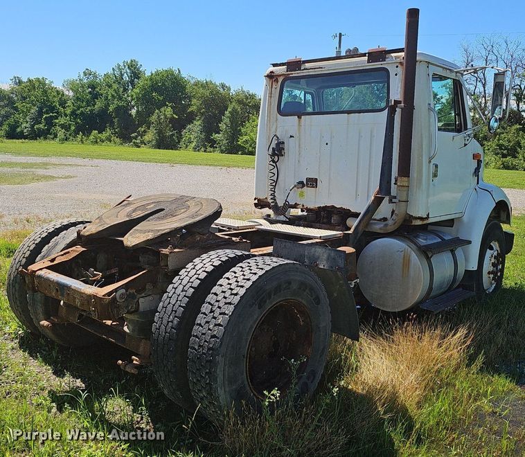 image for item EJ5610 2002 International  8100 semi truck
