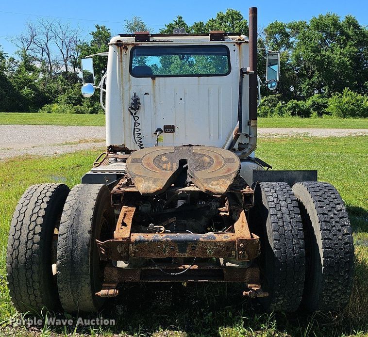 image for item EJ5610 2002 International  8100 semi truck