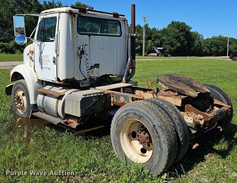 image for item EJ5610 2002 International  8100 semi truck
