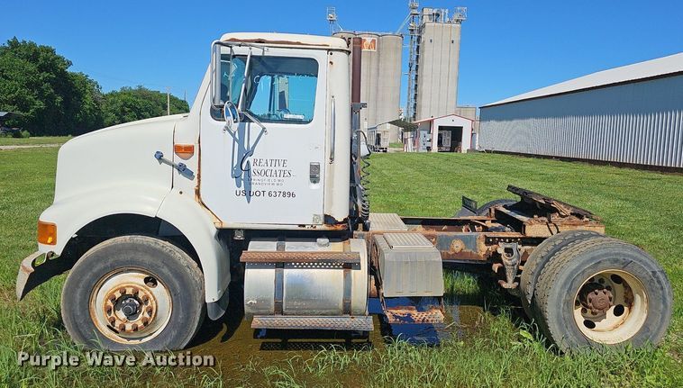 image for item EJ5610 2002 International  8100 semi truck