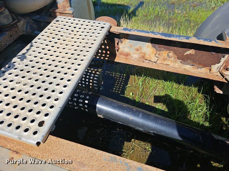 image for item EJ5610 2002 International  8100 semi truck