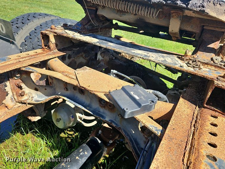 image for item EJ5610 2002 International  8100 semi truck