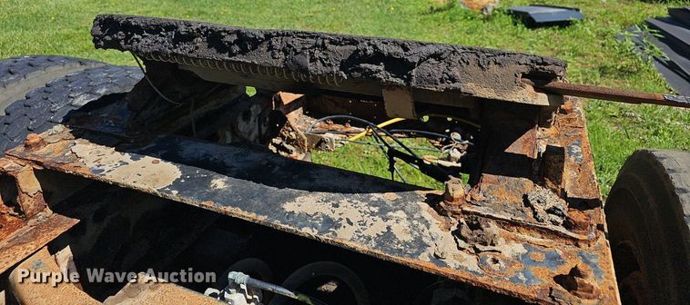 image for item EJ5610 2002 International  8100 semi truck