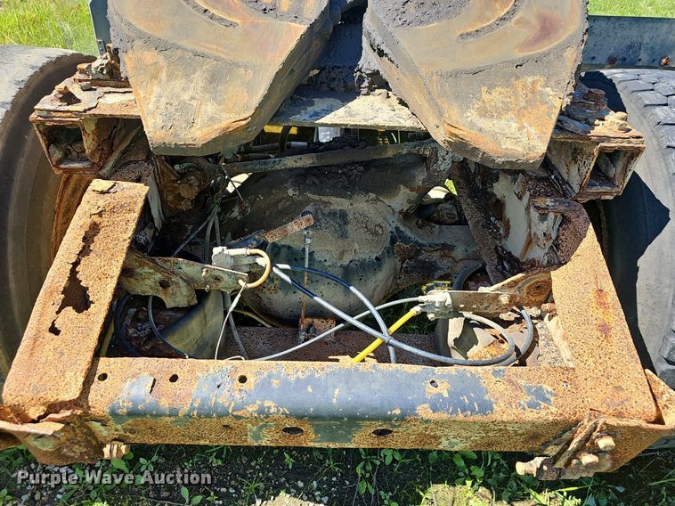 image for item EJ5610 2002 International  8100 semi truck