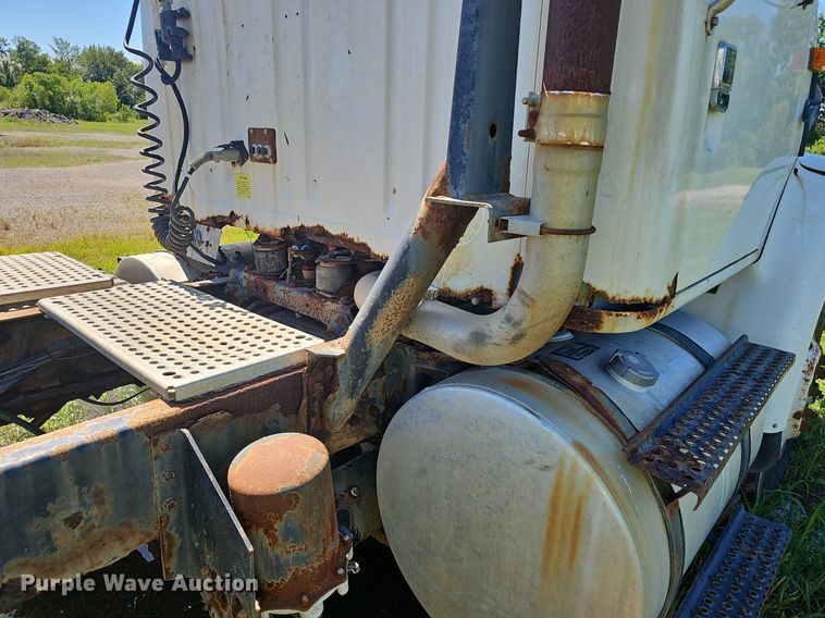 image for item EJ5610 2002 International  8100 semi truck