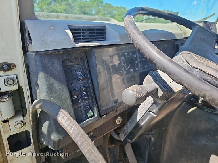 image for item EJ5610 2002 International  8100 semi truck