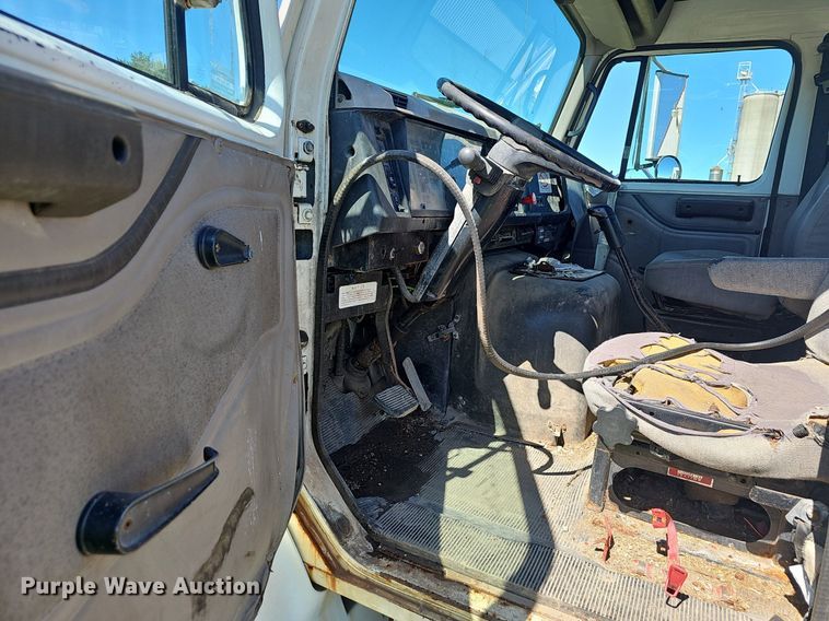 image for item EJ5610 2002 International  8100 semi truck