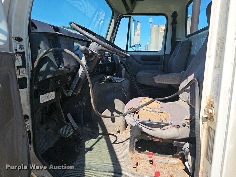 image for item EJ5610 2002 International  8100 semi truck