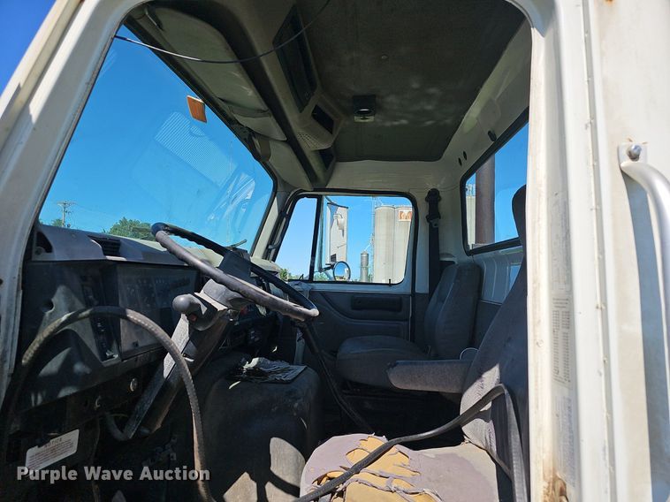 image for item EJ5610 2002 International  8100 semi truck