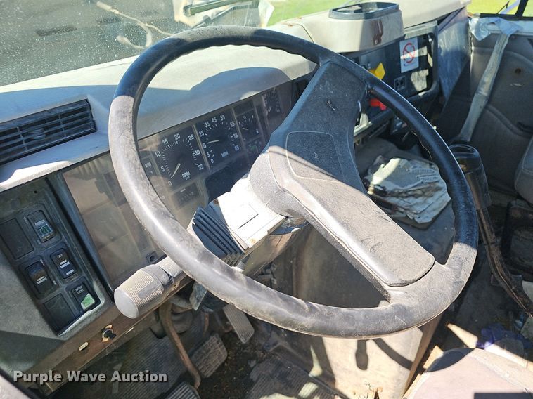 image for item EJ5610 2002 International  8100 semi truck