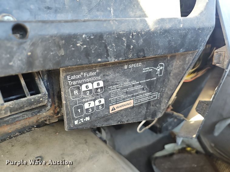 image for item EJ5610 2002 International  8100 semi truck