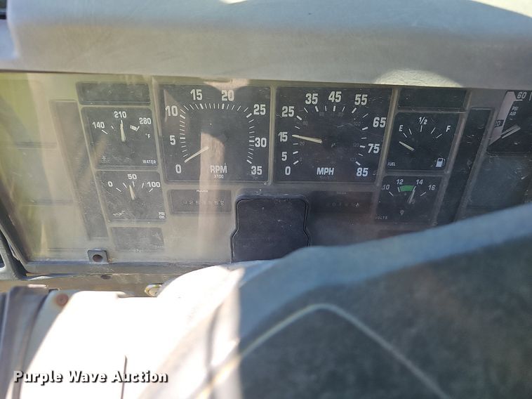 image for item EJ5610 2002 International  8100 semi truck