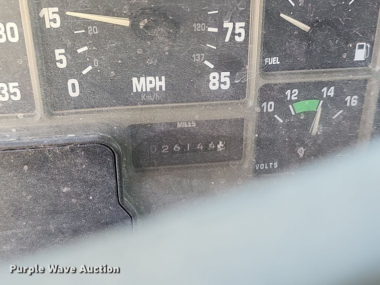 image for item EJ5610 2002 International  8100 semi truck