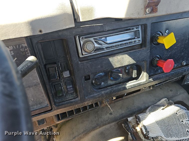 image for item EJ5610 2002 International  8100 semi truck