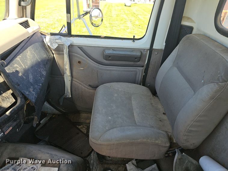 image for item EJ5610 2002 International  8100 semi truck