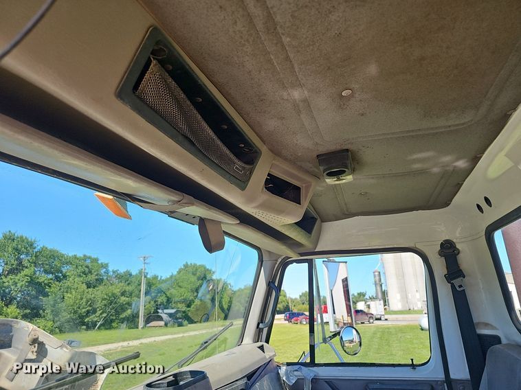 image for item EJ5610 2002 International  8100 semi truck