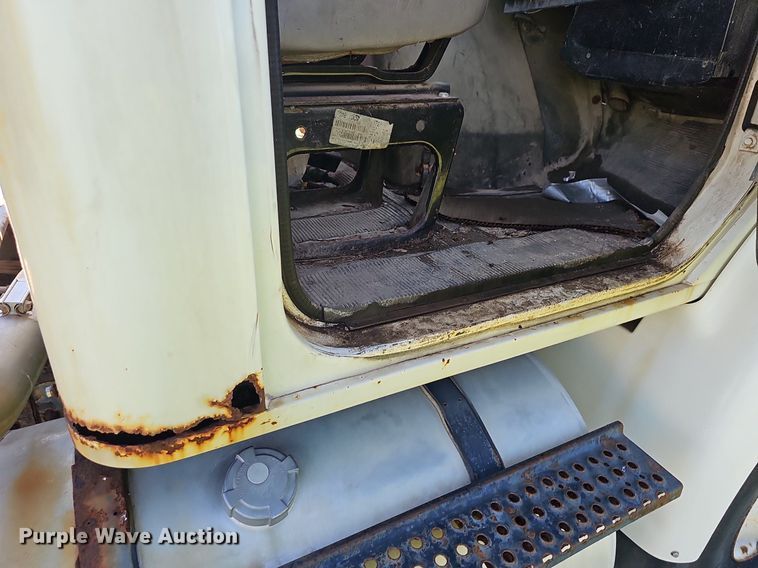 image for item EJ5610 2002 International  8100 semi truck