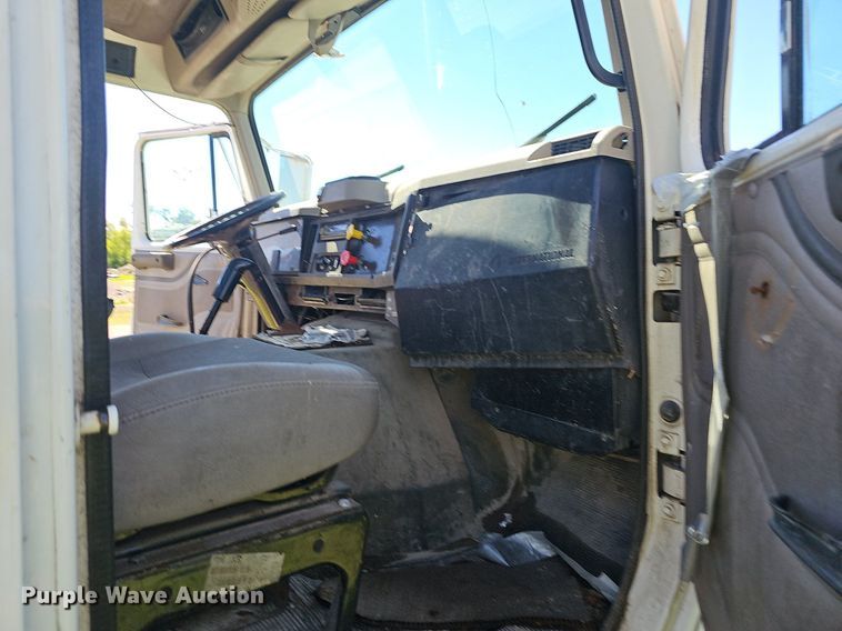 image for item EJ5610 2002 International  8100 semi truck