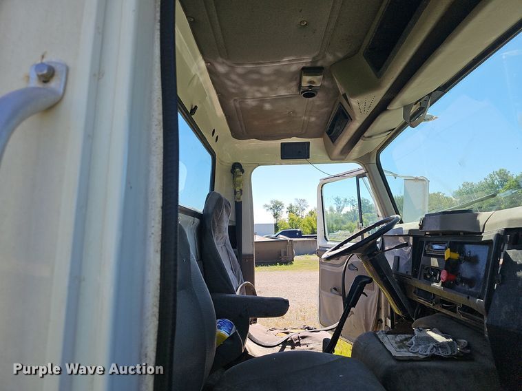 image for item EJ5610 2002 International  8100 semi truck