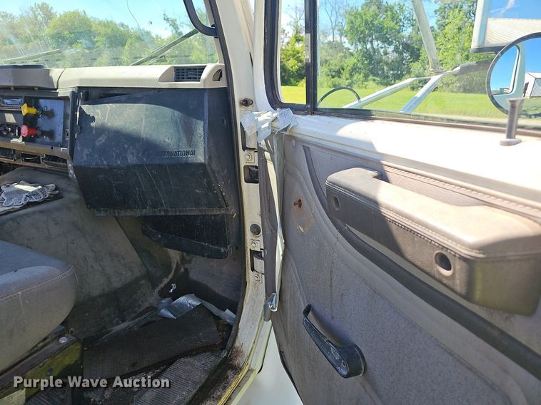 image for item EJ5610 2002 International  8100 semi truck