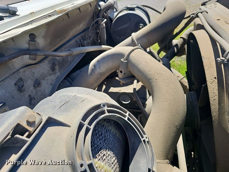 image for item EJ5610 2002 International  8100 semi truck