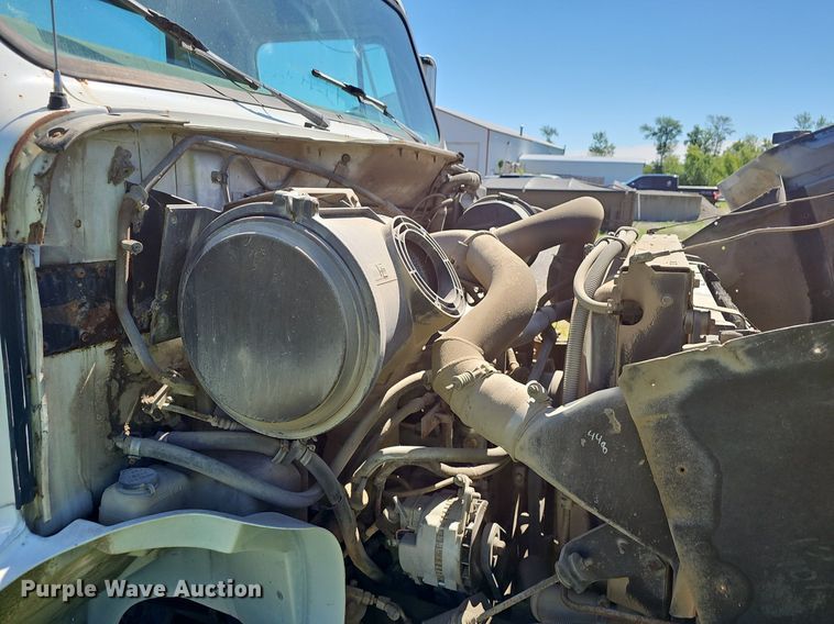 image for item EJ5610 2002 International  8100 semi truck