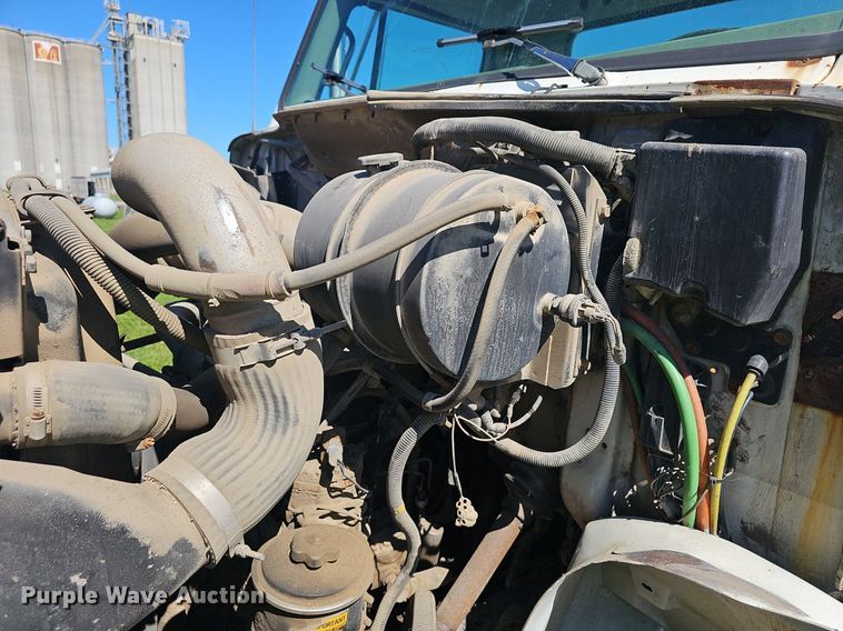 image for item EJ5610 2002 International  8100 semi truck