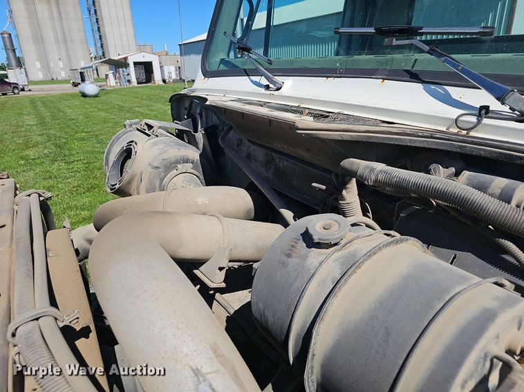 image for item EJ5610 2002 International  8100 semi truck