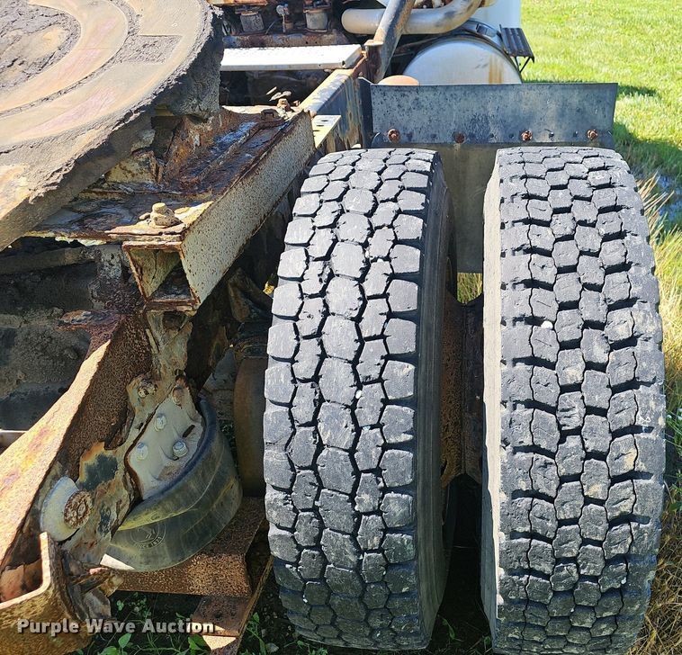 image for item EJ5610 2002 International  8100 semi truck