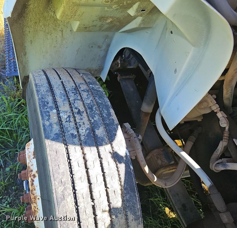 image for item EJ5610 2002 International  8100 semi truck