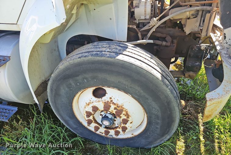 image for item EJ5610 2002 International  8100 semi truck