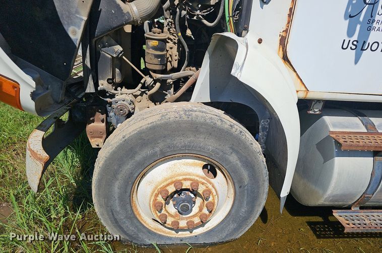 image for item EJ5610 2002 International  8100 semi truck