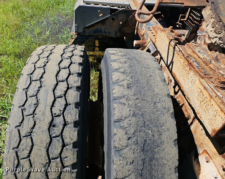 image for item EJ5610 2002 International  8100 semi truck