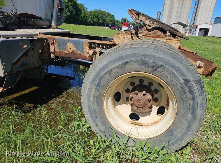 image for item EJ5610 2002 International  8100 semi truck