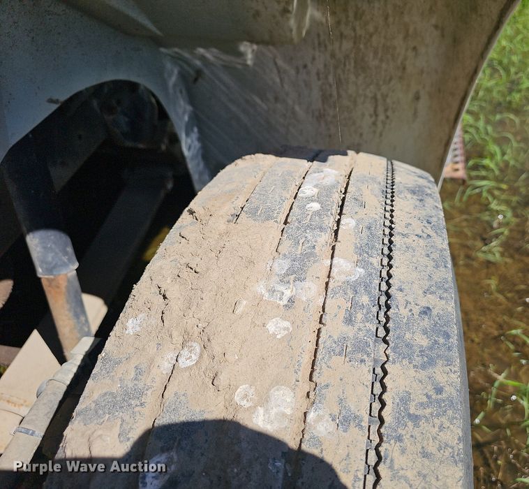 image for item EJ5610 2002 International  8100 semi truck