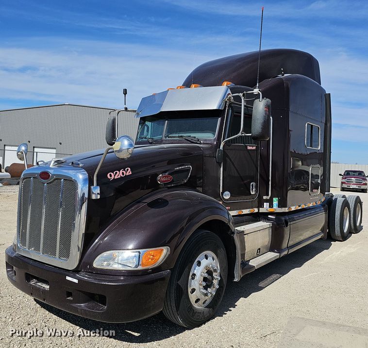 image for item EJ6028 2014 Peterbilt  386 semi truck