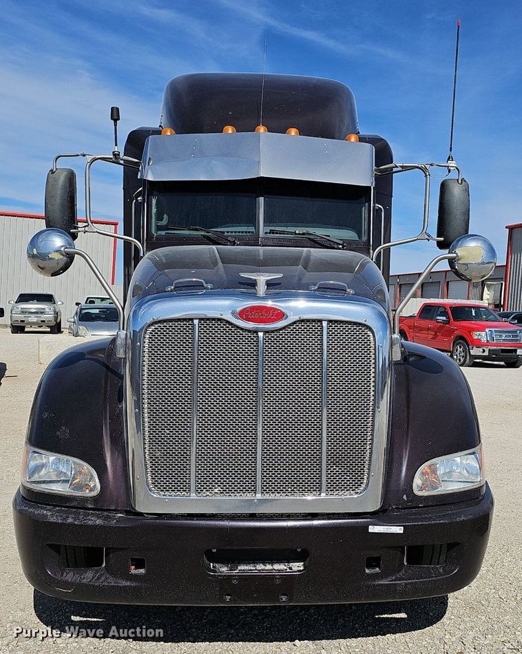 image for item EJ6028 2014 Peterbilt  386 semi truck