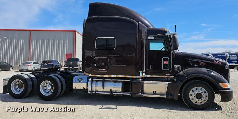 image for item EJ6028 2014 Peterbilt  386 semi truck