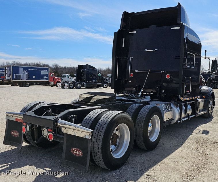 image for item EJ6028 2014 Peterbilt  386 semi truck