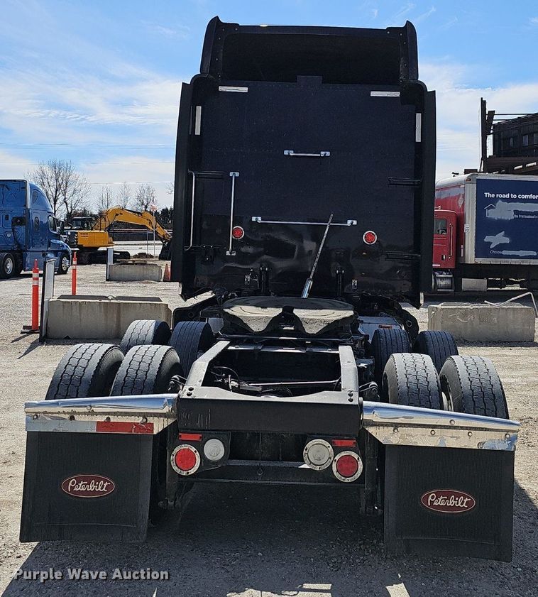 image for item EJ6028 2014 Peterbilt  386 semi truck