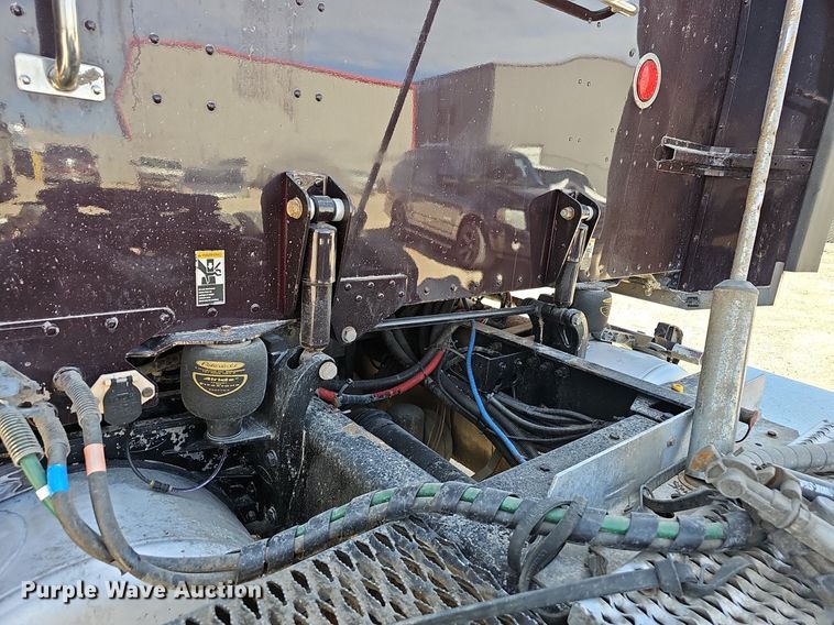 image for item EJ6028 2014 Peterbilt  386 semi truck